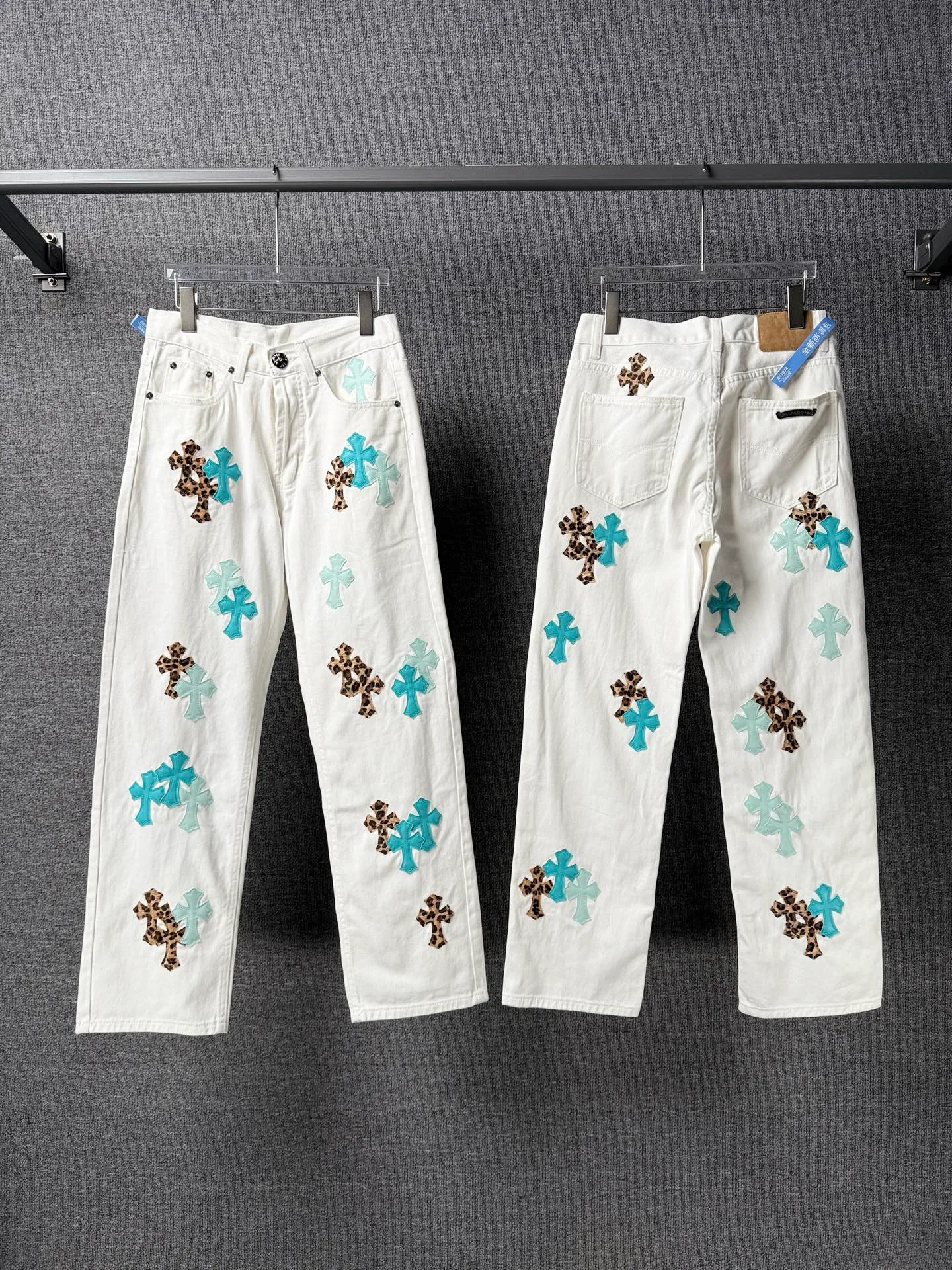 P260 💰 (Top version) Chrome Hearts/Chrome Hearts Classic daytime blue cow series colored leather cross washed color fabric unisex denim trousers Vibe style straight stacked god-level version Carbon fine bias denim color cloth Old vintage complete set of hardware - Chrome Hearts white cow series The high version uses high-ounce custom fabrics, fermentation washing and soft color fixation, soft and thick to wear, the details are all made by hand-polished craftsmanship, all-over printed jacquard fabric Unique design style. Through multiple processes to create a full retro feel. Unique niche non-contrast shirt. Customized distressed spray-painted buttons. Craftsmanship in every detail. Color: blue leather leopard print. Size: 28-30-32-34 (corresponding to S-M-L-XL)